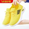 1 Новая женская спортивная обувь из летучего трикотажа, весна и лето, повседневная обувь на мягкой подошве для мамы, сетчатая обувь с низким верхом для бега, студенческая обувь