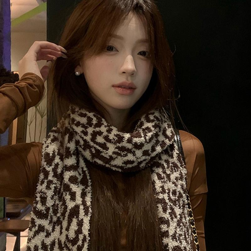 Leopards Print Plush Scarf Soft And Warm Neckerchief Fashionable Winter Scarves Suitable for Skiing and Camping