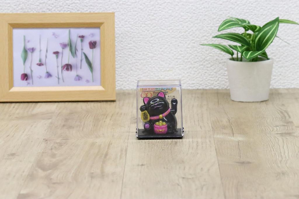 Castle Enterprises Mini Waving Set of Bulk a Delightful Japanese Souvenir for Comes in a Clear Case Maneki-neko [Gold Bag] (Black) Solar-Powered,