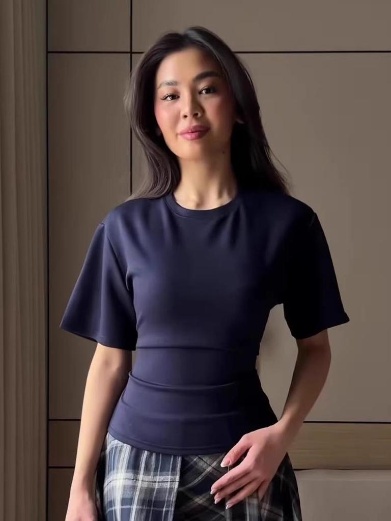 Женская однотонная хлопковая футболка с круглым вырезом и приталенным силуэтом – Повседневный топ с коротким рукавом (2026)
