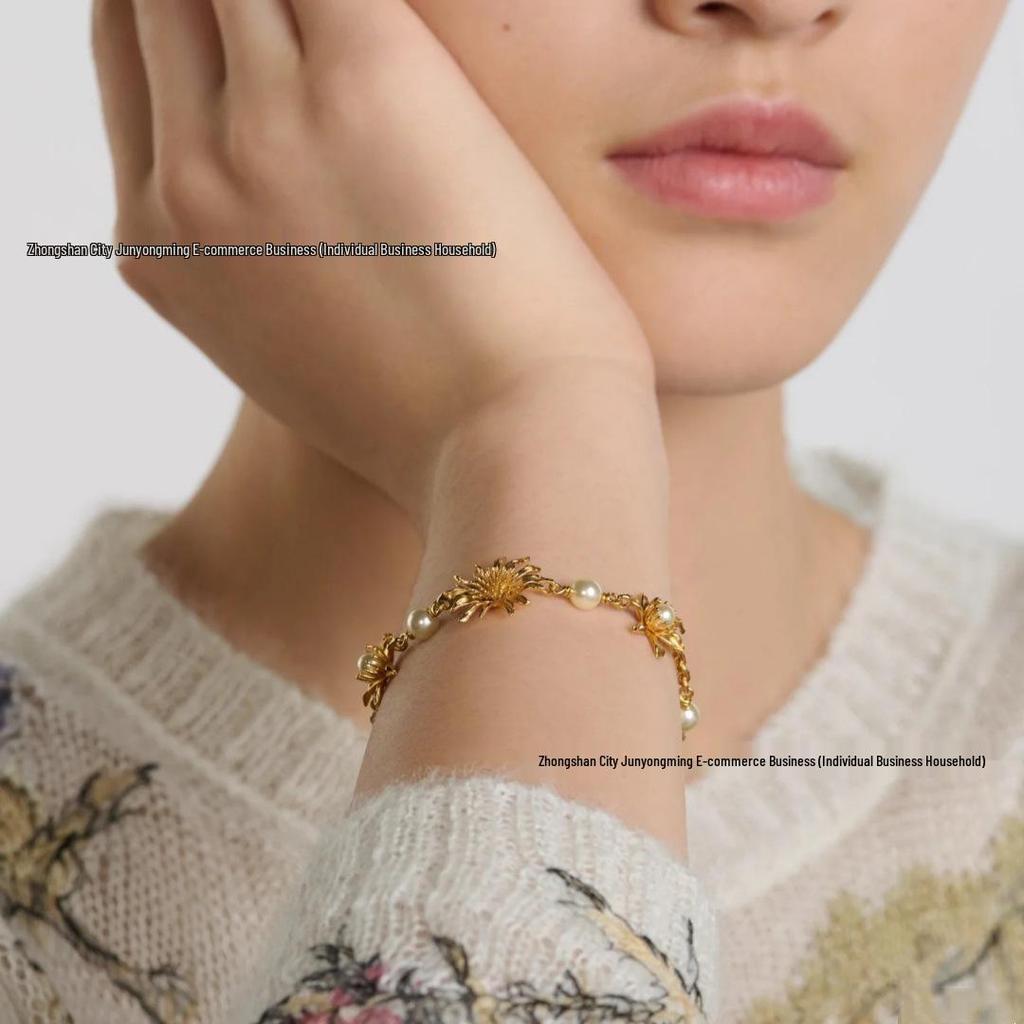 Пэчворк-браслет и серьги с подсолнухами и жемчугом, дизайн с буквами CD.