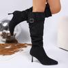 Модные сексуальные черные высокие сапоги с острым носком для женщин 2025 Зима Однотонные замшевые сапоги до середины икры с пряжкой-металлическим ремнем Обувь от бренда-дизайнера