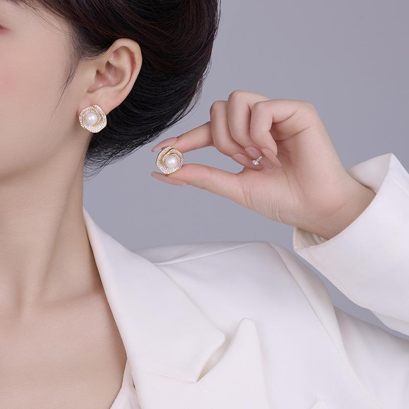 Micro-Inlaid Zircon Pearl Flower Stud Earrings Fashion Light Luxury Temperament Versatile Earrings French Niche Retro Earrings