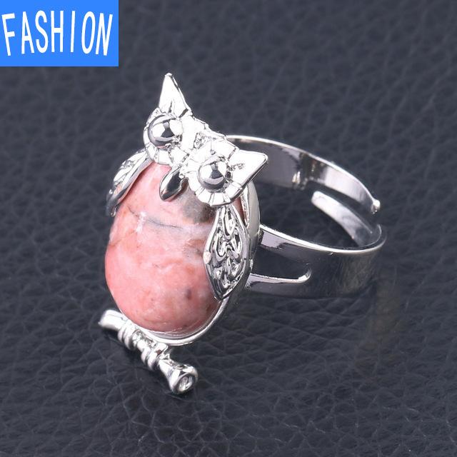 Металлическое регулируемое кольцо с выпуклым натуральным кристаллом в виде совы