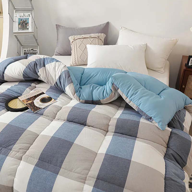 Сердцевина одеяла утолщается за счет стирки хлопка весной и осенью, чтобы сохранить тепло. Одеяло с кондиционером в одноместном или двухместном общежитии.