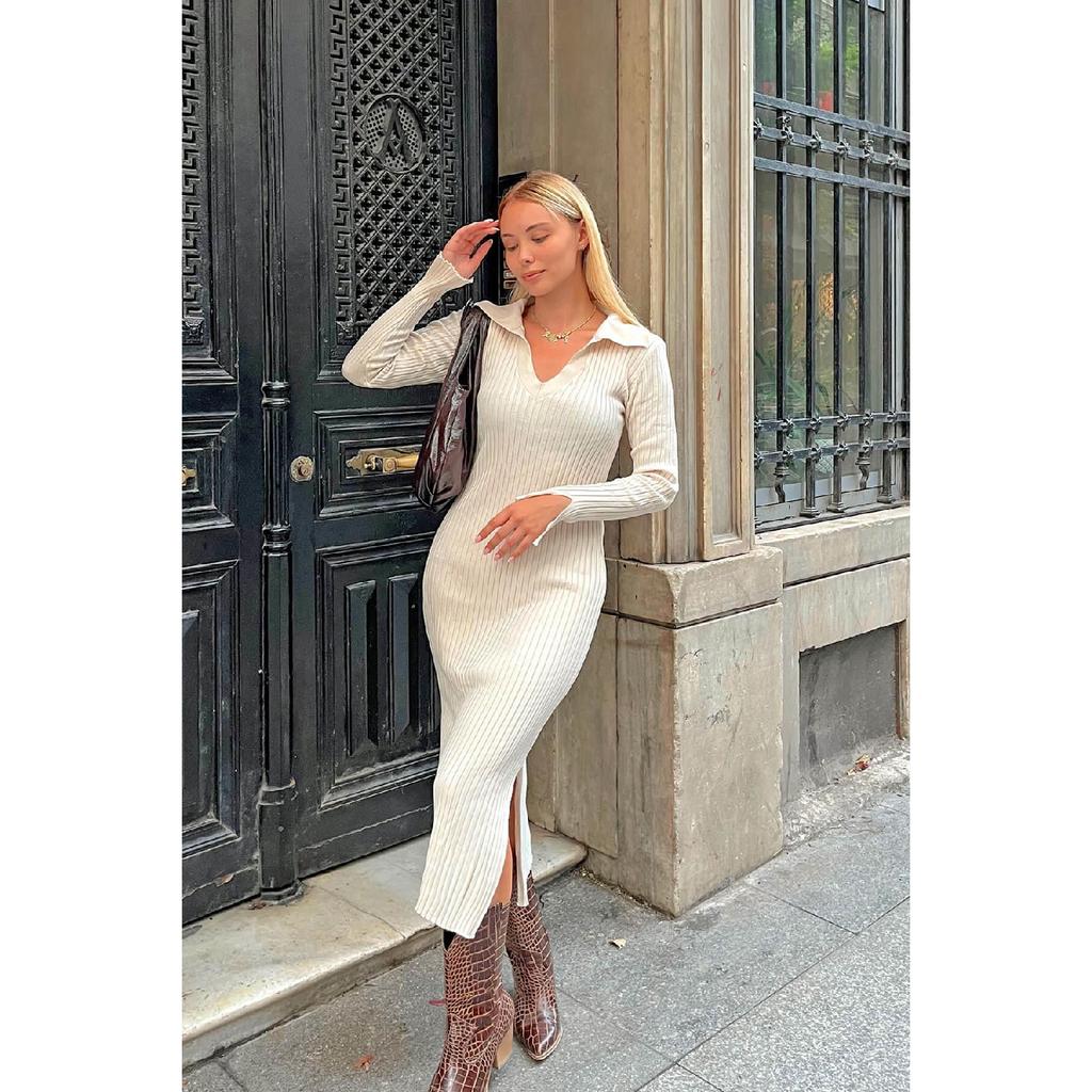 Бежевое женское трикотажное платье-миди с воротником-поло и рукавами