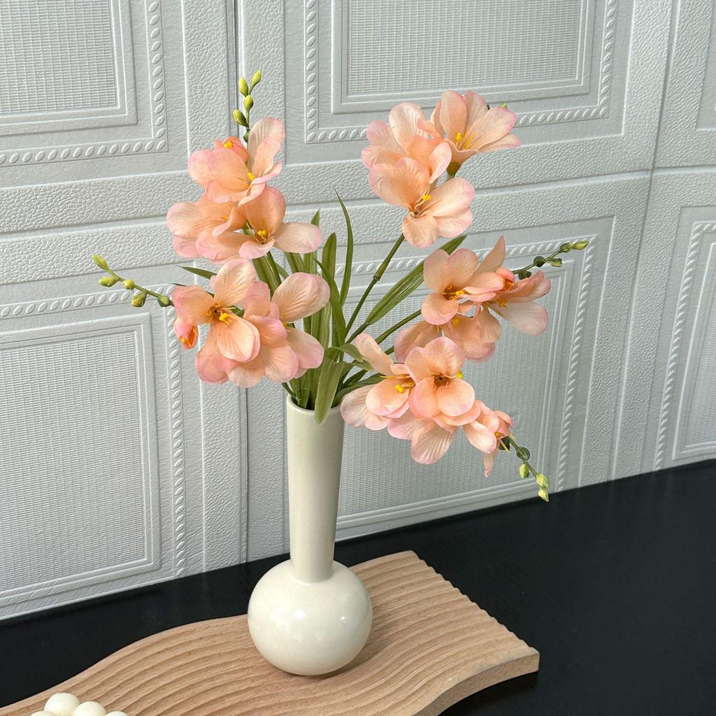 Искусственный букет из фрезии и хосты для домашнего декора и свадеб