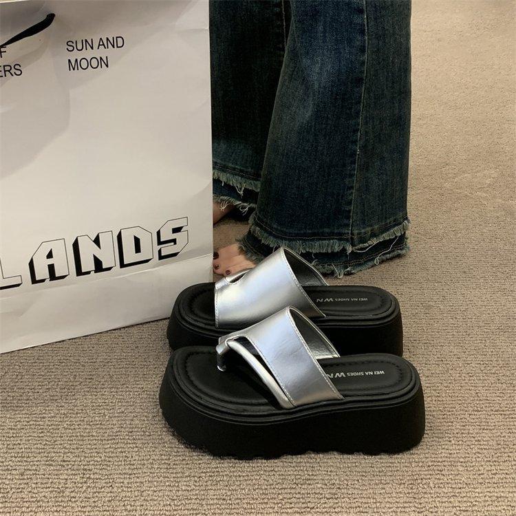 Толстоподошвенные увеличенные шлепанцы с перемычкой для лета женские шлепанцы 2025 новые популярные юбочные пляжные сандалии