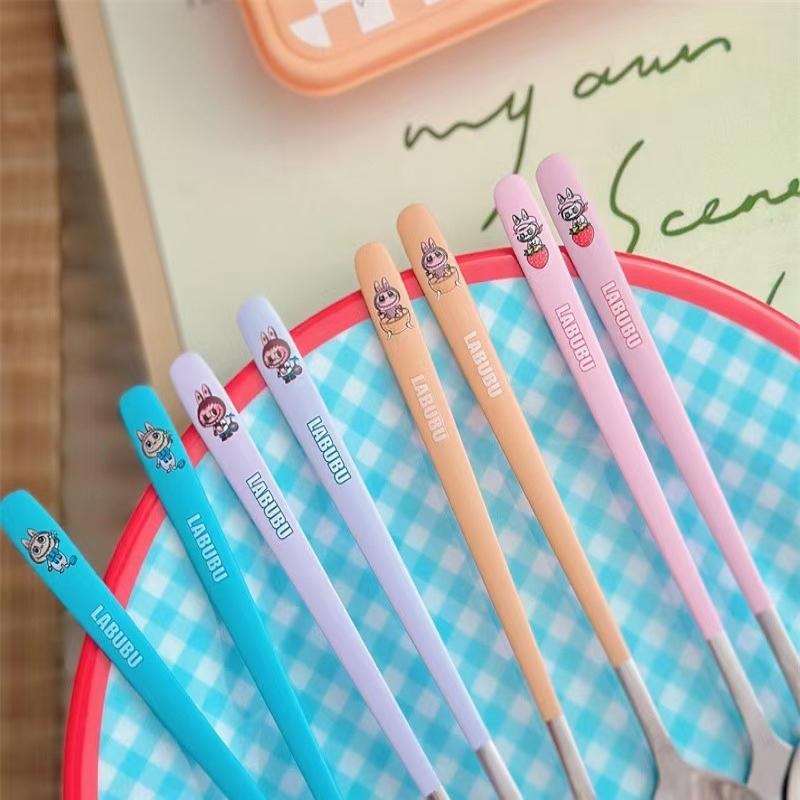 Набор портативной посуды Labubu из двух предметов, мультяшные вилка и ложка из нержавеющей стали, коробка для хранения, студенческий портативный набор столовой посуды