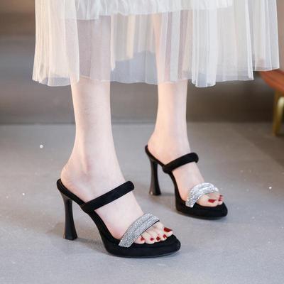 Водонепроницаемый стол маленькие высокие каблуки не устают ноги 2025 новый летний стразы слово с интернет-знаменитостью крутые тапочки супер огонь