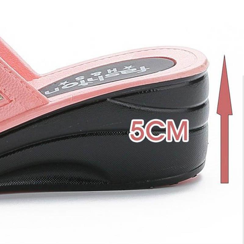 Летом женщины носят тапочки с высокой посадкой на толстой подошве, нескользящие туфли на высоком каблуке и модные сандалии.