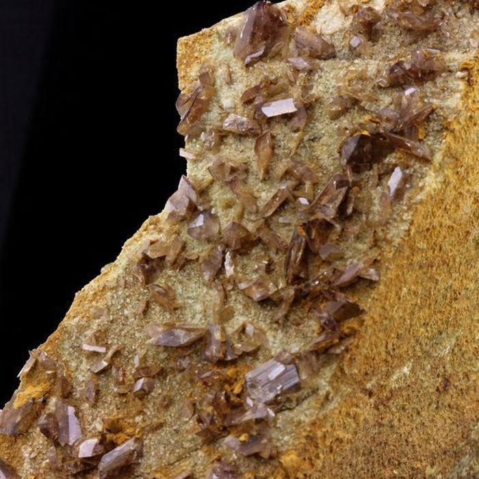 Pierres et Minéraux. Axinite. 1210.0 ct. La Balme d'Auris, Bourg d'Oisans, Isère, France..