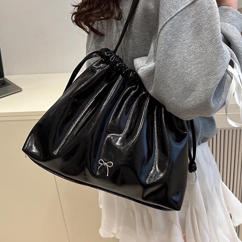 Drawstring Pleated Bucket Bag for Women's Trendy New Large Capacity Summer Casual One Shoulder Versatile Tote Bag