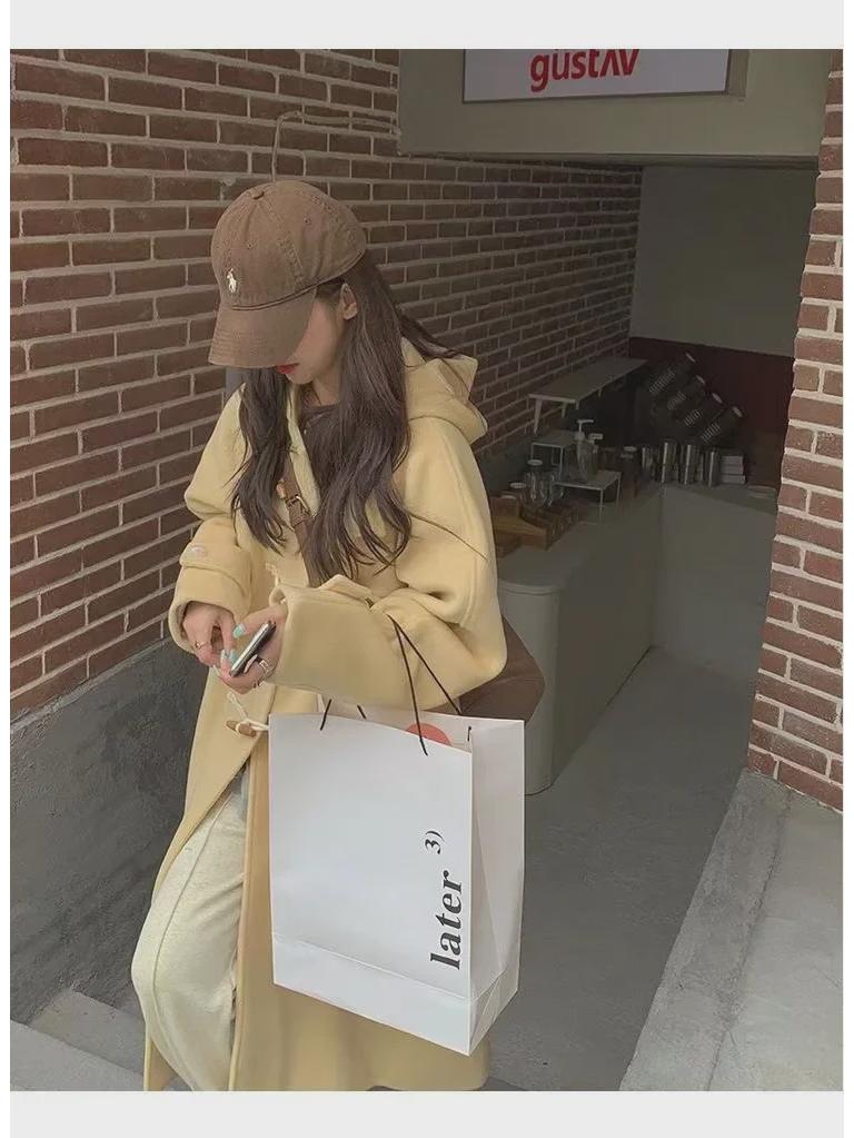 Женское шерстяное пальто средней длины с капюшоном и роговыми пуговицами 2023 года — трендовая осенне-зимняя мода