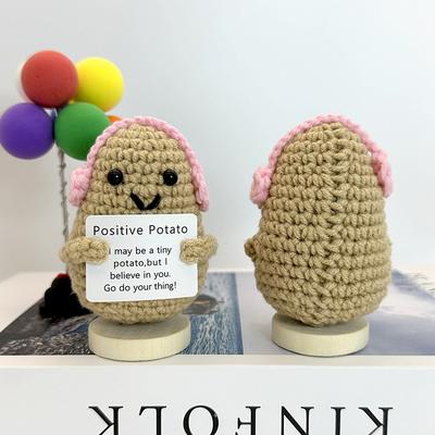 Новая позитивная вязаная крючком кукла-картошка в наушниках с карточкой для подарков для поднятия настроения и украшения вечеринки. Ручная работа, вязаная кукла-карандаш, настольное украшение.