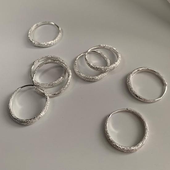 1 пара женских сережек Huggie с мерцающей поверхностью, легкие, геометрические, маленькие серьги для