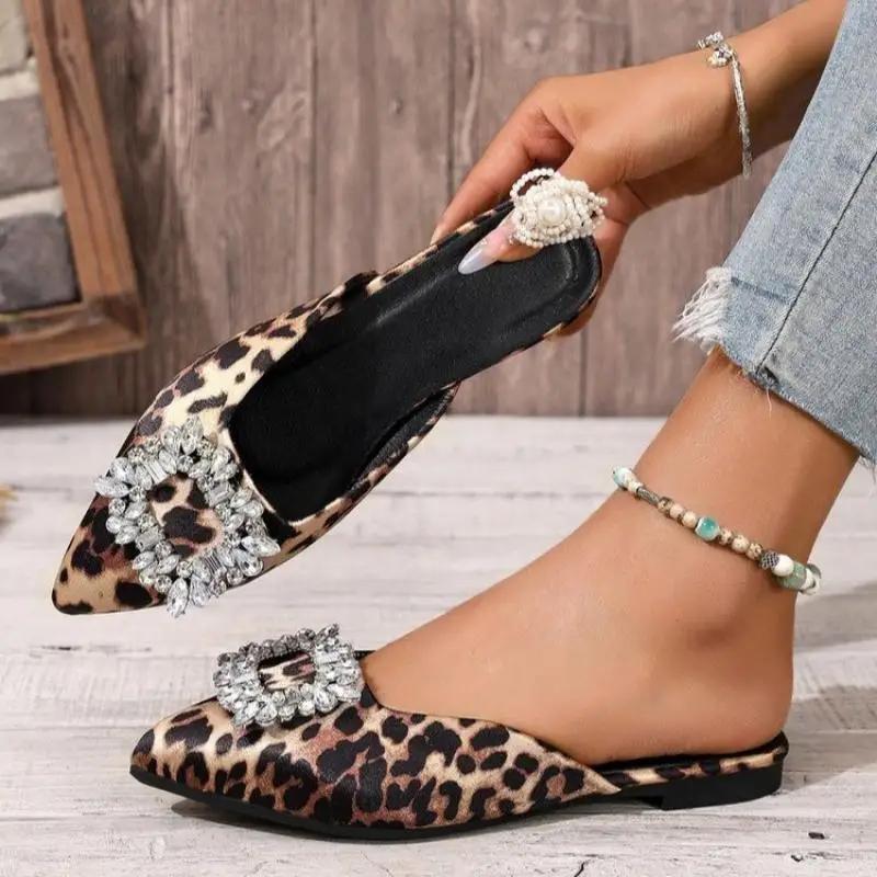 Сексуальные леопардовые туфли-мюли с острым носком женские 2025 летние на плоском каблуке с большой хрустальной пряжкой модные женские туфли