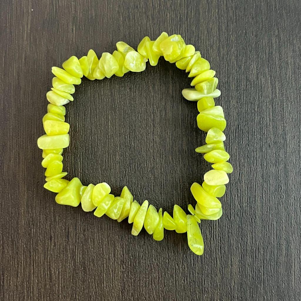 Браслет из разноцветных кристаллов с цитрином, тигровым глазом, лазуритом, аметистом и зеленым авантюрином на эластичном шнуре