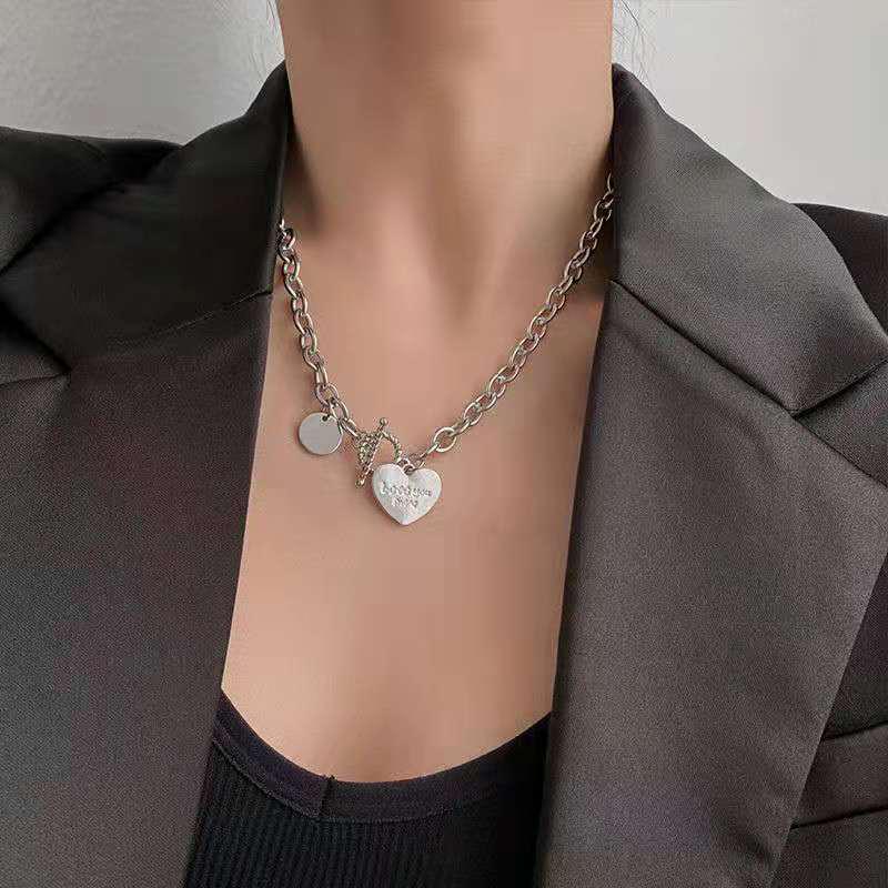 Модное ожерелье из титановой стали в форме сердца - короткая подвеска из нержавеющей стали в форме буквы, модный аксессуар