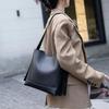 Сумка-ведро для женщин большой вместимости из натуральной кожи 2025 новая модель сумка на одно плечо через плечо универсальная сумка-тоут для поездок на работу нишевая высокого класса