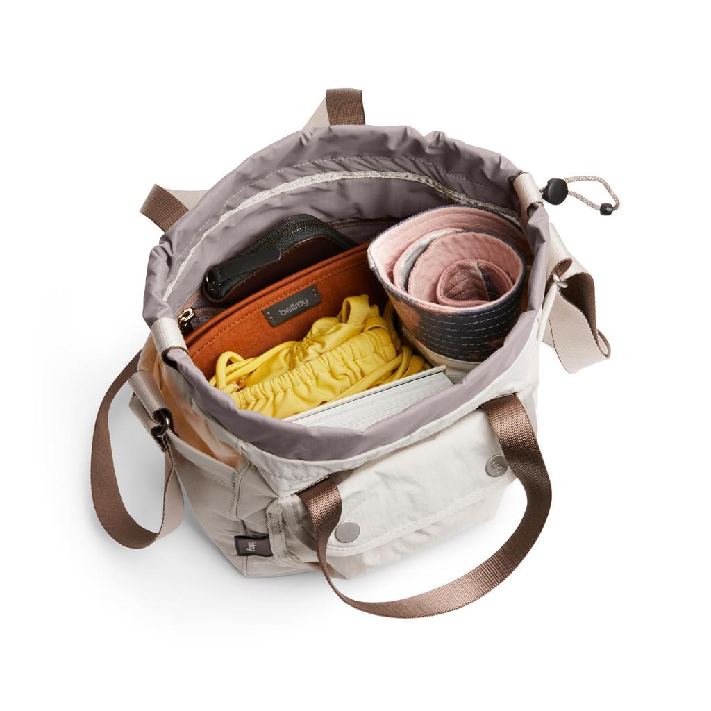 Bellroy Cinch Bucket Bag, компактный, легкий 9-литровый мешочек с достаточным местом для хранения и карманом на молнии - Овсяный