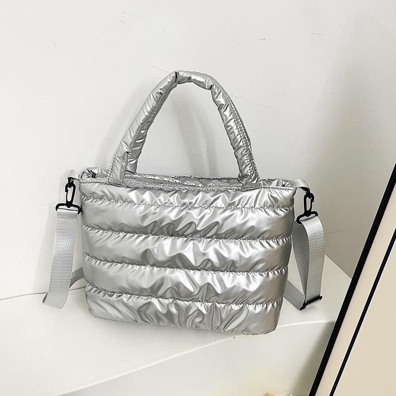 Ламинированная зимняя сумка-тоут: Стильная легкая женская сумка-пуховик через плечо и на плечо