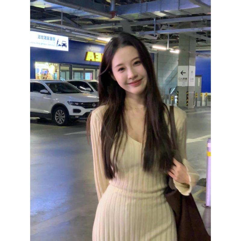 Новая база с вязаным платьем с длинным рукавом для женского осенне-зимнего сезона, с высоким чувством и тонким темпераментом, облегающая бедра длинная юбка