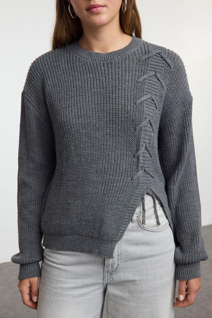 Женский модный стильный свитер бежевого цвета с кружевом и разрезом с круглым вырезом и детальным трикотажным свитером