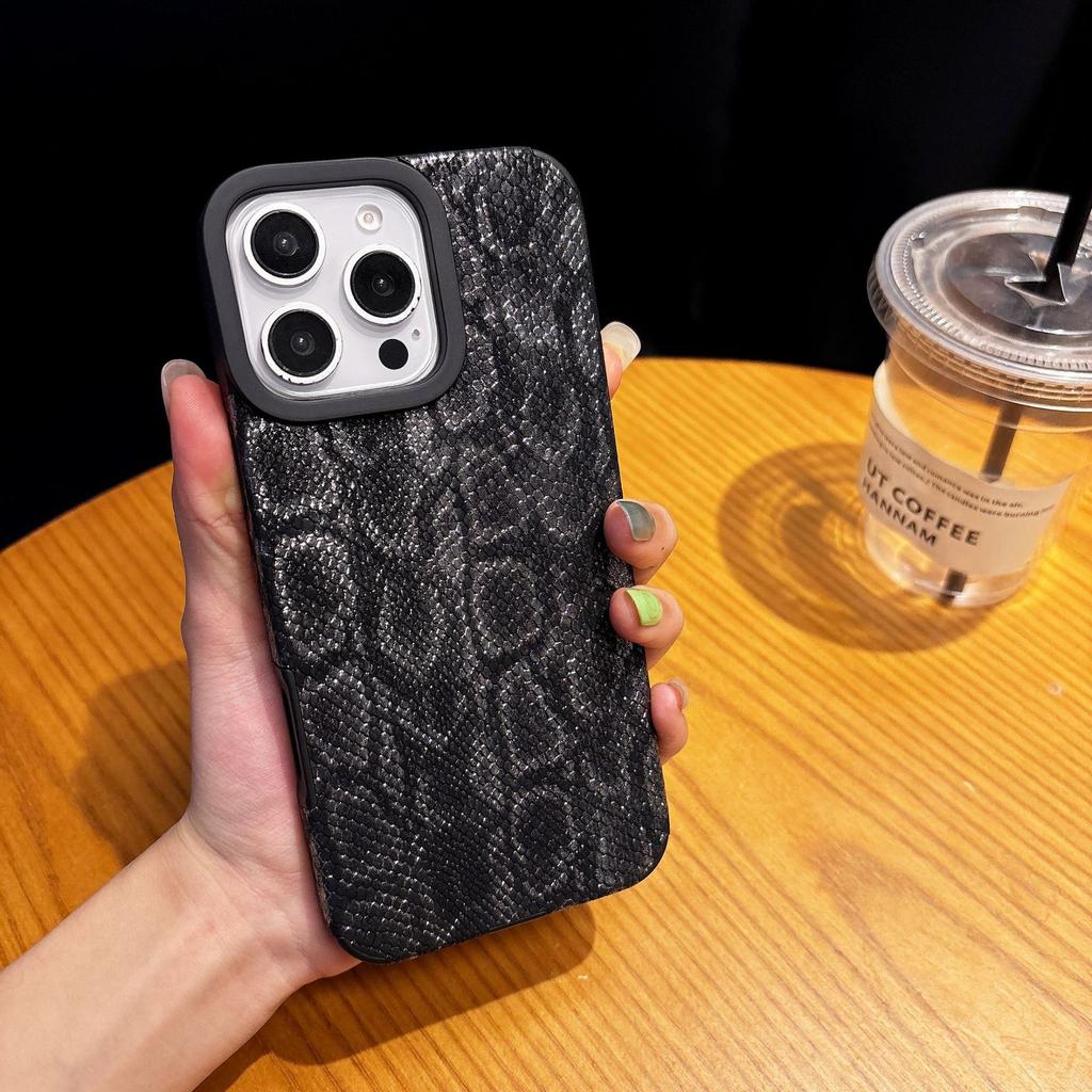 Built in Magnetic Snake Skin Pattern for IPhone 16 ProMax Phone Case for Apple 15 Wristband Holder Case