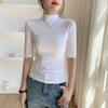 Женская приталенная футболка с высоким воротом и коротким рукавом - Мода весна/лето 2025