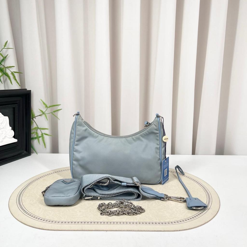 [Pre-Owned] Re-Edition 2005 Blue Nylon Logo Shoulder Bag - Very Good #MNGPWM