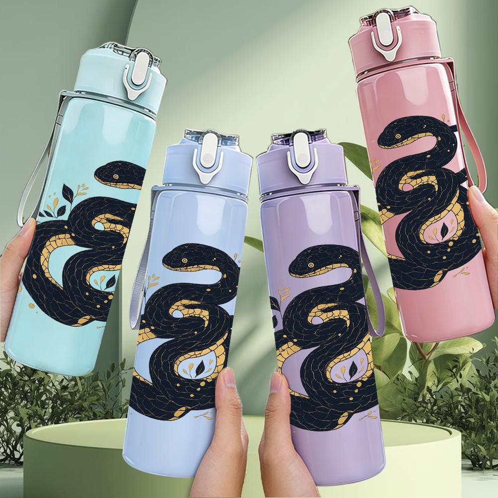 1PC Twisted Snake Pattern Art 750ml Color Plastic Sports Water Bottle Leakproof Flip Straw Lid Suitable for Sports Office Home Use