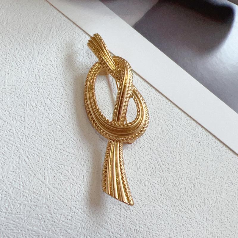 Vintage Gold Knot Brooch - Retro & Elegant Corsage Pin