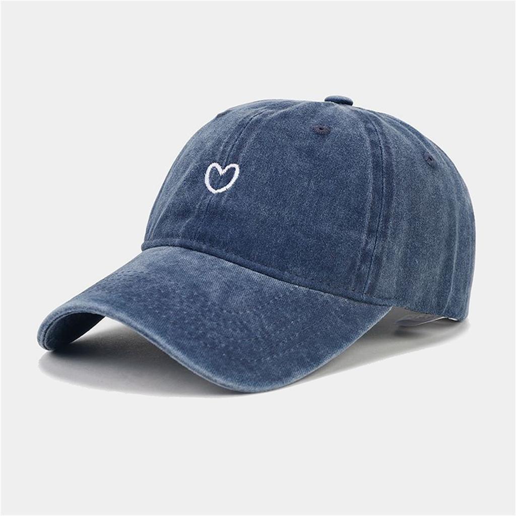 Парная помытая бейсболка с вышитым маленьким сердечком