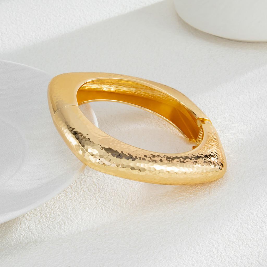 Jewelry Fashion Irregular Exaggerated Hammer Bracelet Women's Premium Design Sense Alloy Jewelry Light Luxury Hand