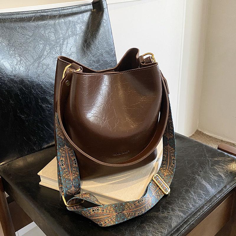 Оптовые сумки женские 2025 осень новая модная сумка через плечо для поездок на работу мягкая кожа большая вместимость сумка-ведро