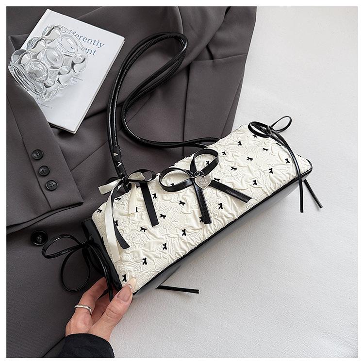 Маленькая женская сумка 2025 года, летняя модель, черная с розовым контрастным бантом, модная и милая сумочка через плечо или под мышкой.