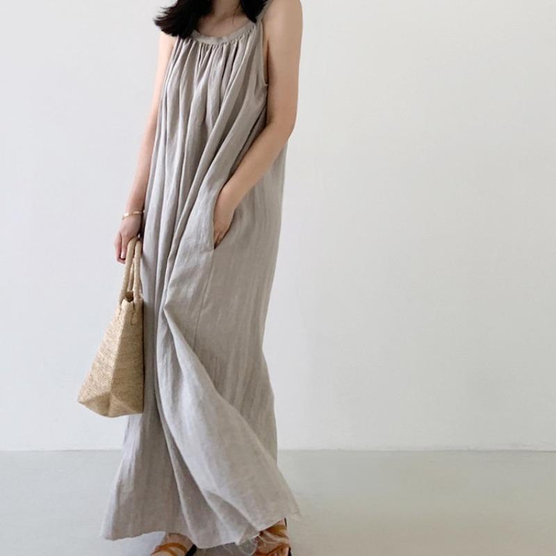 Платье без рукавов с бретелью через шею Свободное и облегающее платье без рукавов длиной выше колена