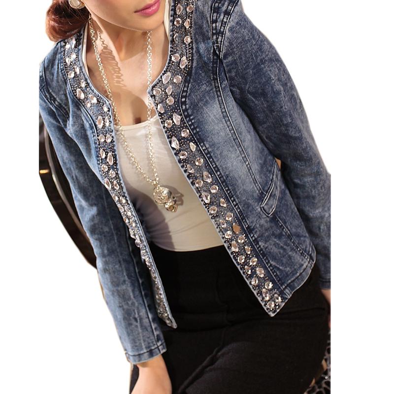 джинсовый костюм расшитый стразами на девушке