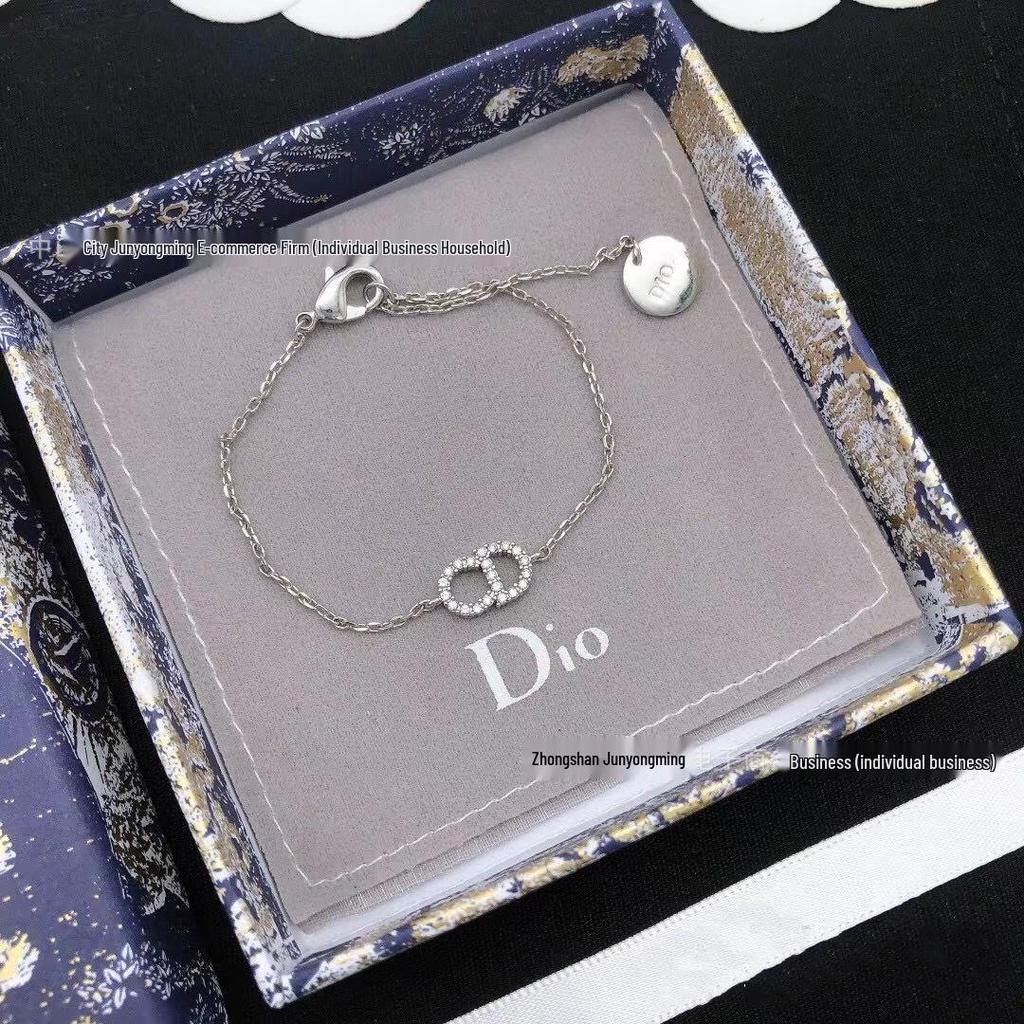 Женский минималистичный браслет с инкрустацией бриллиантами в виде буквы - Универсальное украшение для повседневного ношения