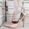 2025 Летние Сандалии Розовый Сатин Ажурные Женские Сандалии Ботильоны Хрустальная Жемчужная Цепочка Блестящие Тонкий Каблук Обувь Задняя Молния