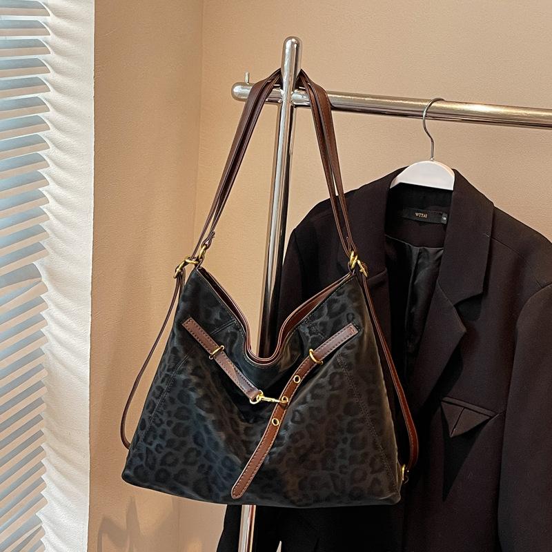 Женская сумка-тоут 2025 новая большая вместительная сумка-рюкзак для поездок в стиле ретро, повседневная уличная трендовая на плечо, дорожный рюкзак