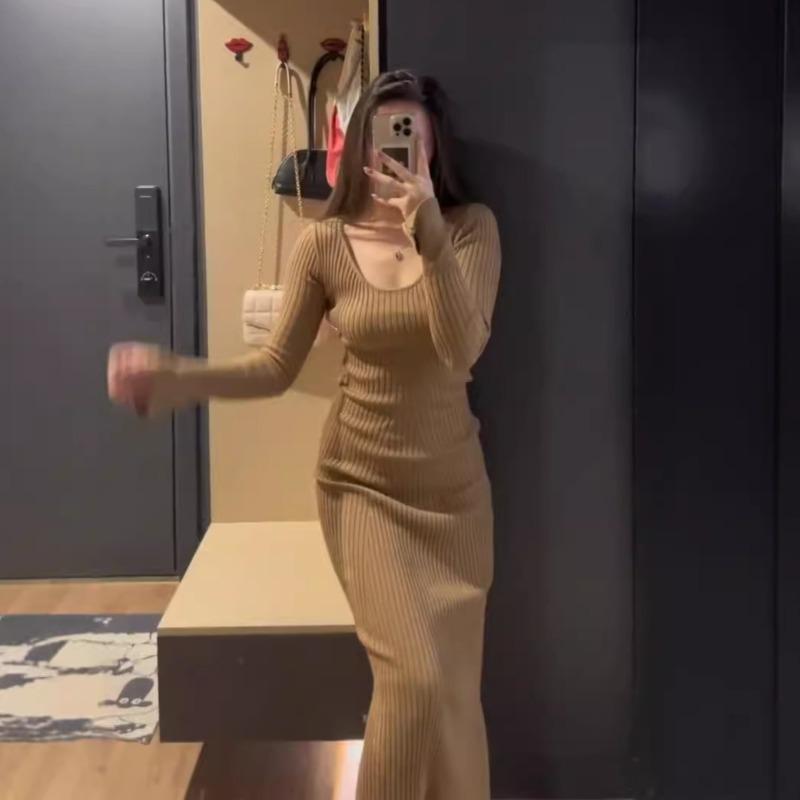 Облегающее вязаное платье для женских осенне-зимних новых моделей, суперкрасивое ощущение ниспадания, с пальто и нижней юбкой.