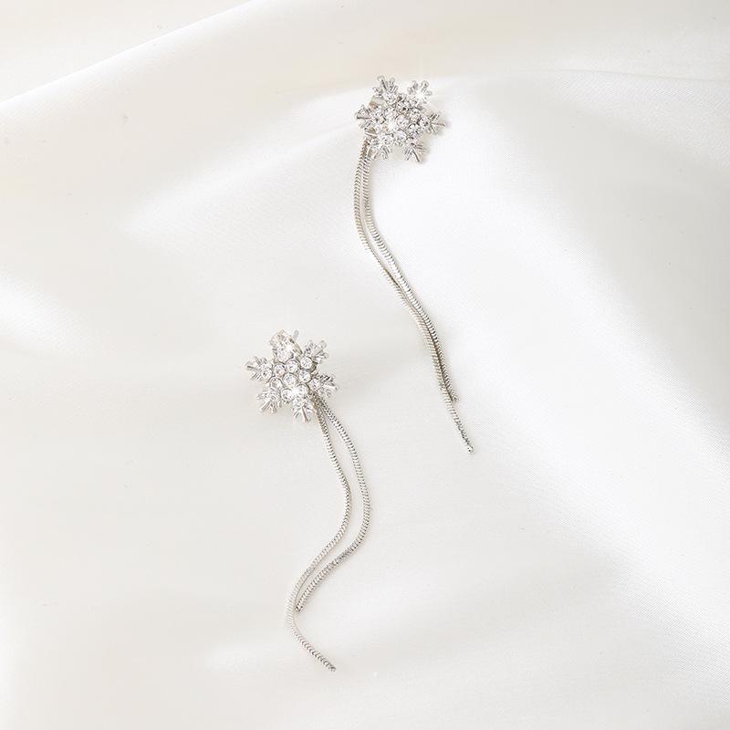 Серебряные серьги-кисточки в виде снежинок с бриллиантовой инкрустацией – элегантные, высококачественные длинные серьги-гвоздики для женщин.