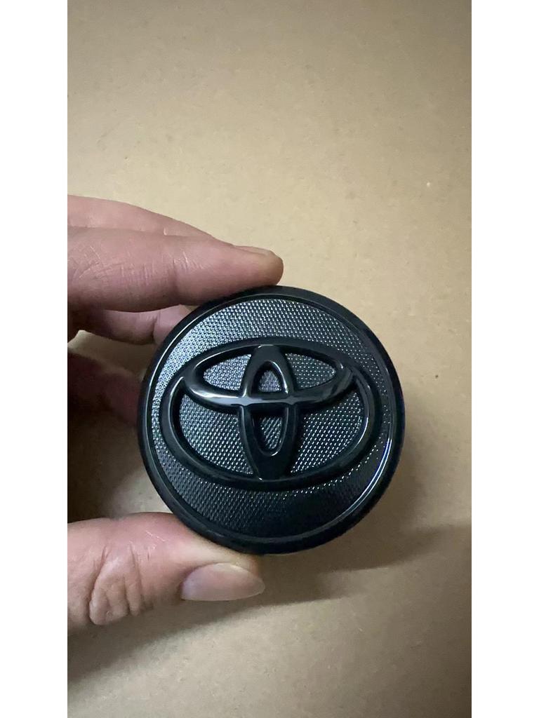 Подходит для моделей Toyota, таких как Camry, Corolla, Reiz, Vios и Levin. Включает логотип и колпаки на колеса.