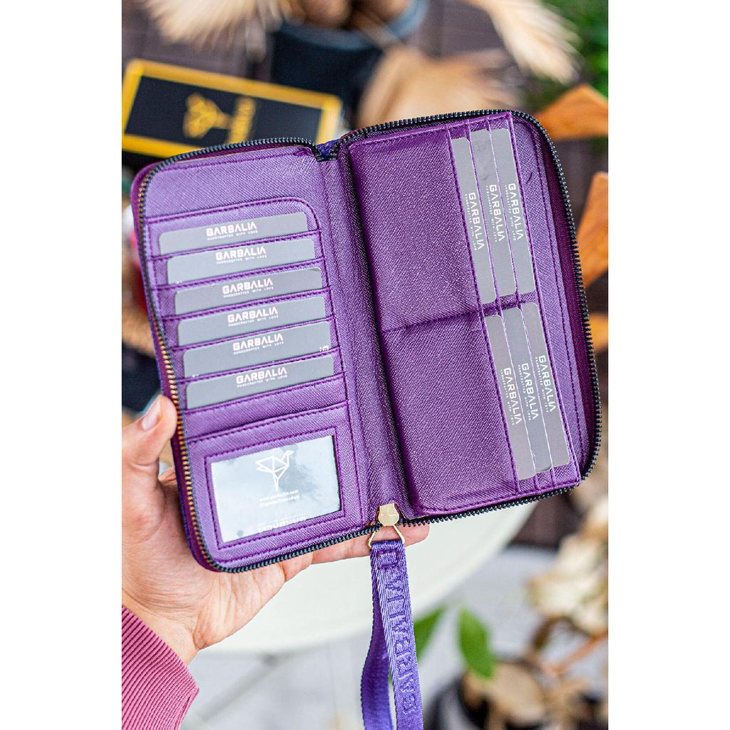 Tilburg Кошелек-портфель с ручкой на запястье и соломенным узором сливово-фиолетового цвета с большим количеством визитниц