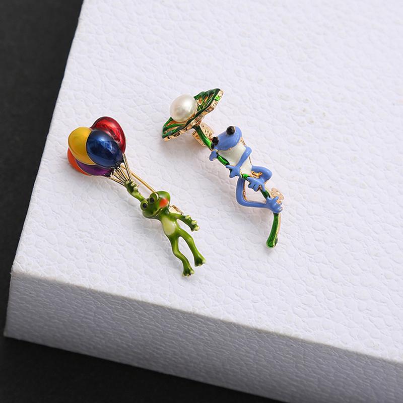 Vivid Frog Holding Colorful Balloon Cycling Frog Brooches Small Animal Brooch