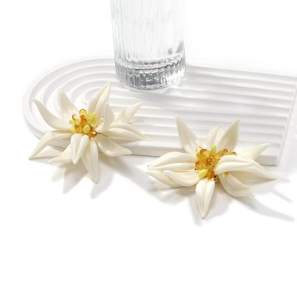 Новое ожерелье-чокер с крупным цветком из бисера ручной работы