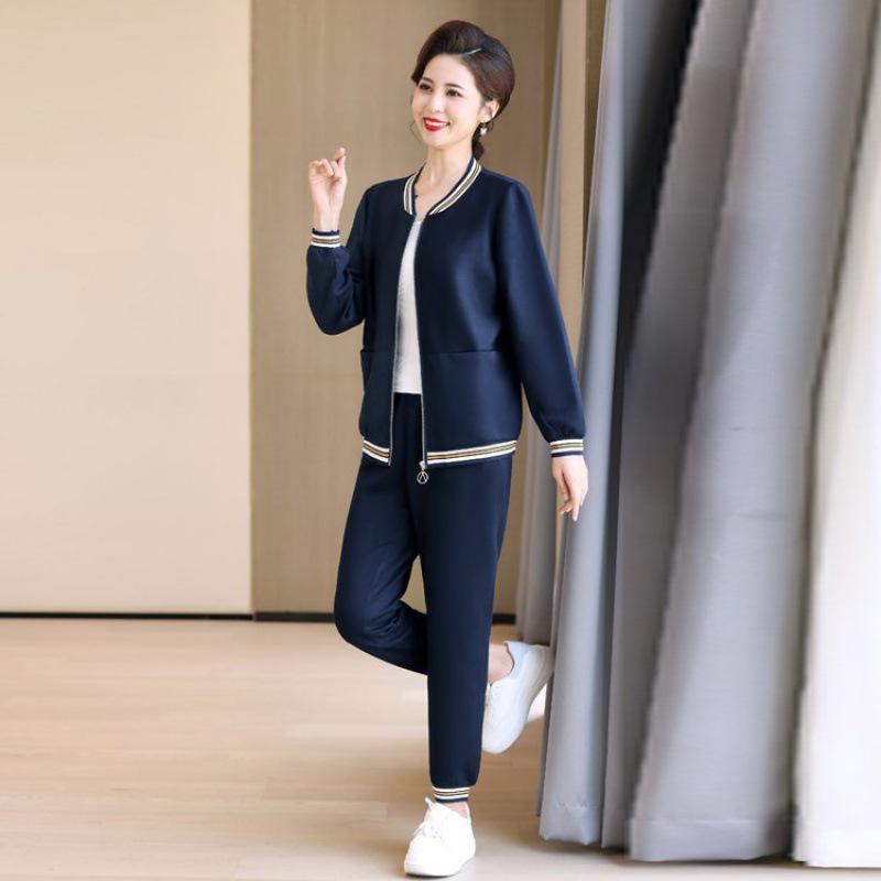 Весенние спортивные костюмы 2024: Модные куртки и костюмы-двойки для женщин среднего возраста