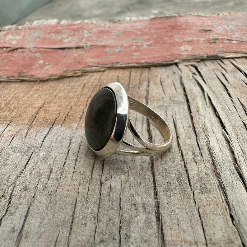 Круглое кольцо с лабрадоритом и драгоценным камнем, дизайнерское кольцо ручной работы, эффектное кольцо, серебро 925 пробы, серебряные украшения